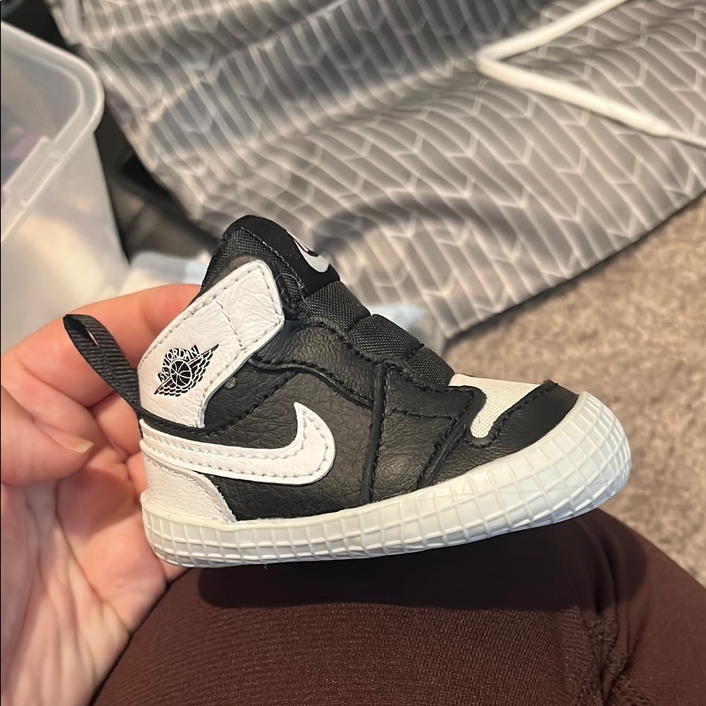 Nike Black and White Sneakers Classic Design never worn